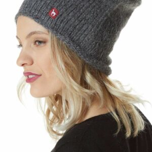 Grå mössa på kvinna