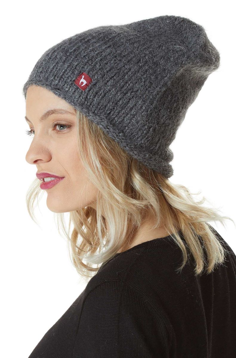 Grå mössa på kvinna