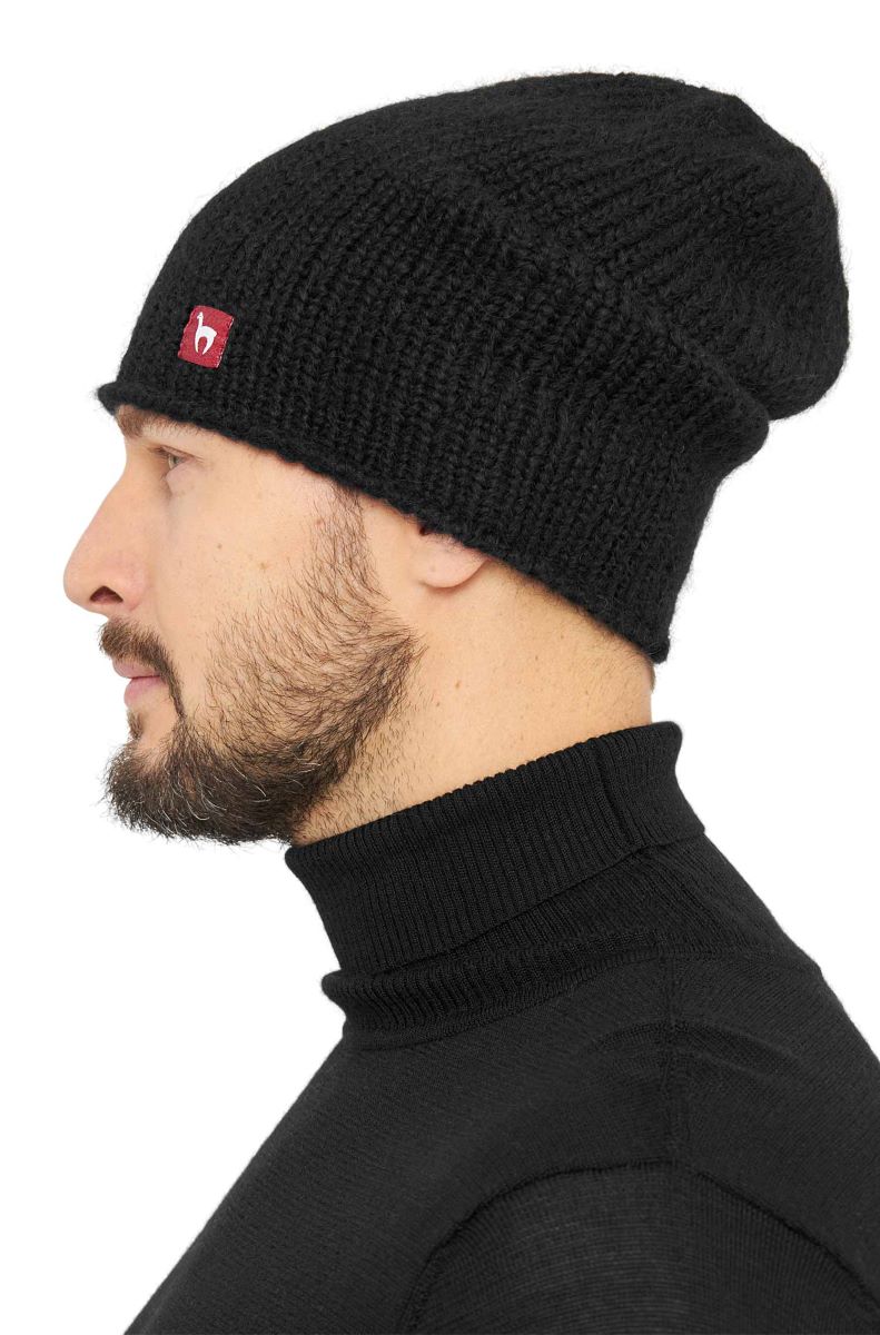 Svart mössa i fin alpackaull