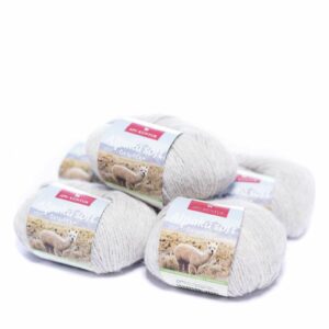 mjukt-garn-av-100-alpackaull-Ljusgra-1