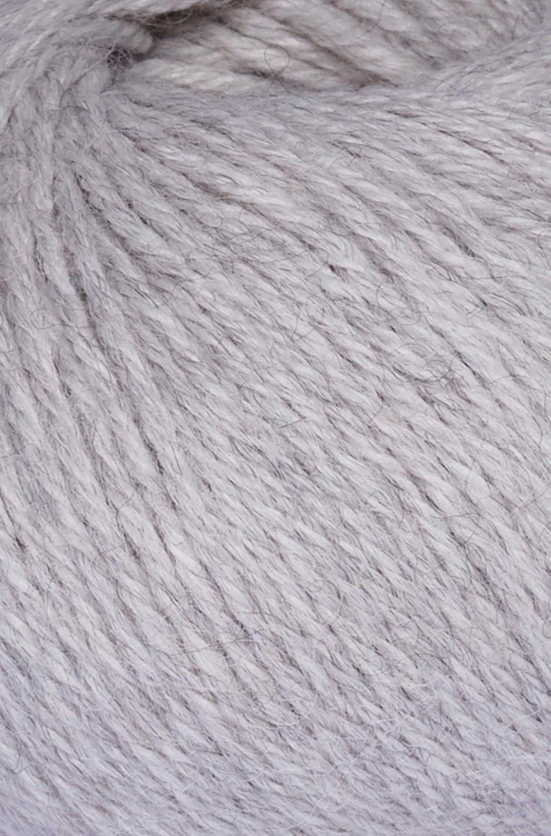 mjukt-garn-av-100-alpackaull-Ljusgra